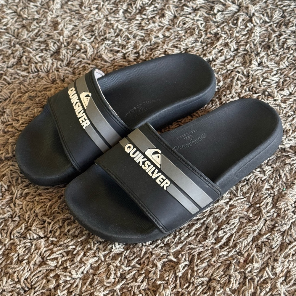 Kids Quiksilver slides, size 1